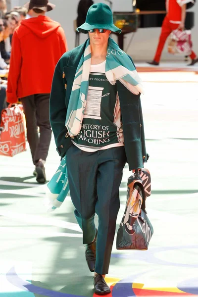 Look 16